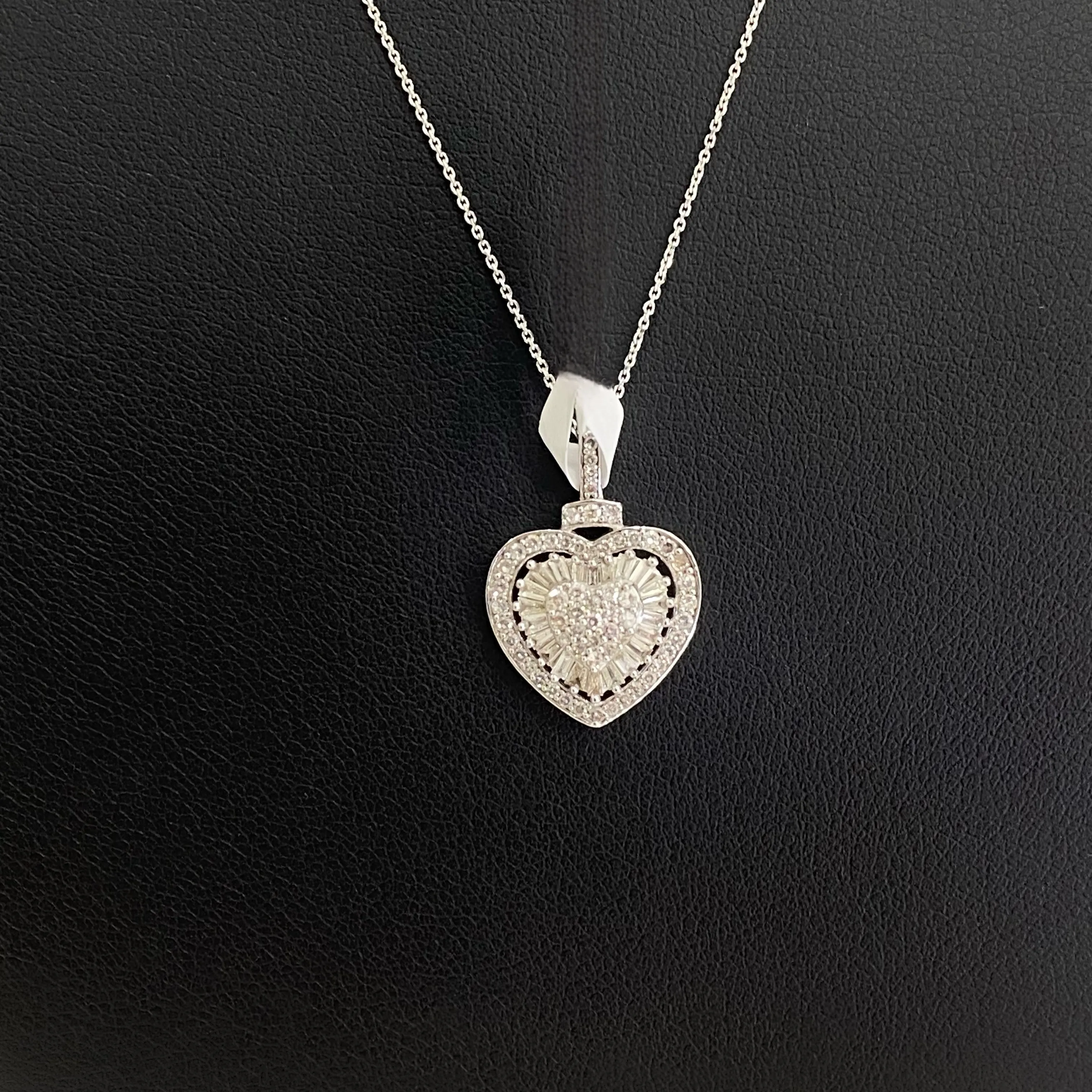 14K White Gold Diamond Heart Pendant Ct Dia / 1.6gr