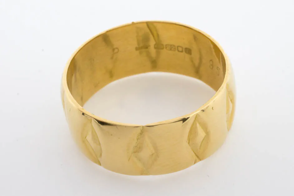 1960's 22 carat gold band with motief