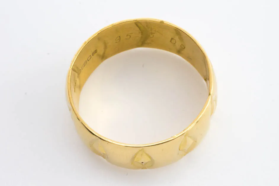 1960's 22 carat gold band with motief