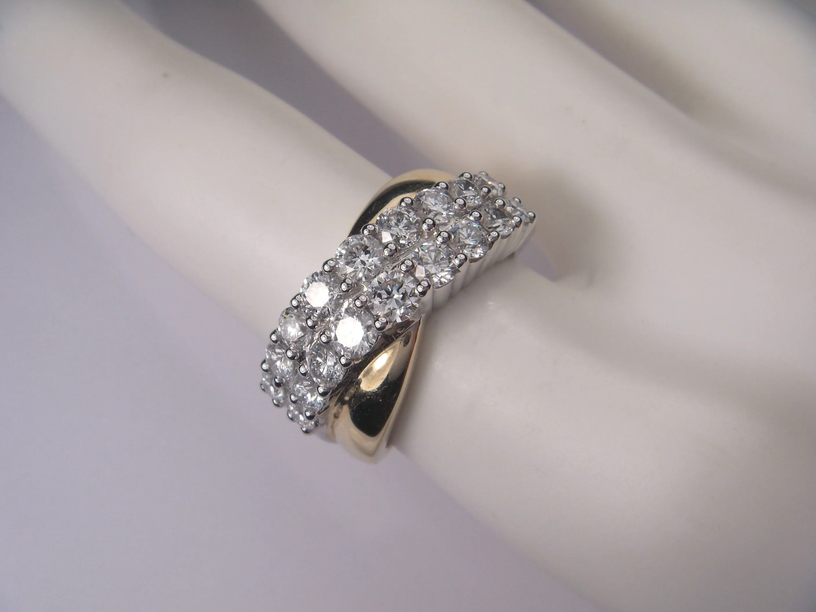 Beautiful 14K White 2-Tone Gold Designer Diamond Ring Band