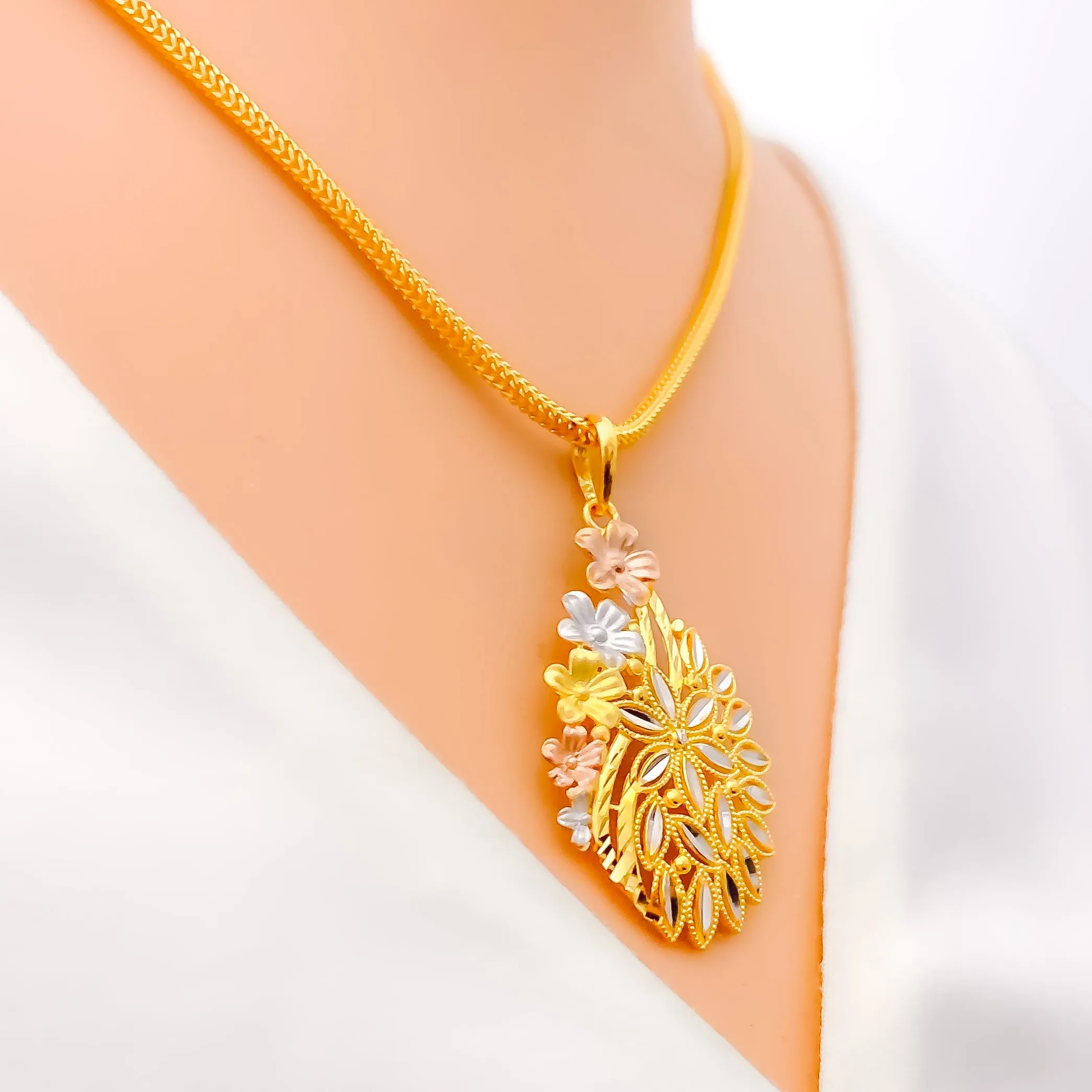 Beautiful Charming Floral 22K Gold Pendant Set