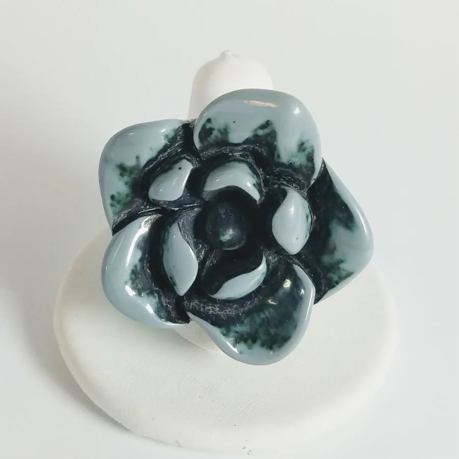 Flower Ring in Grey