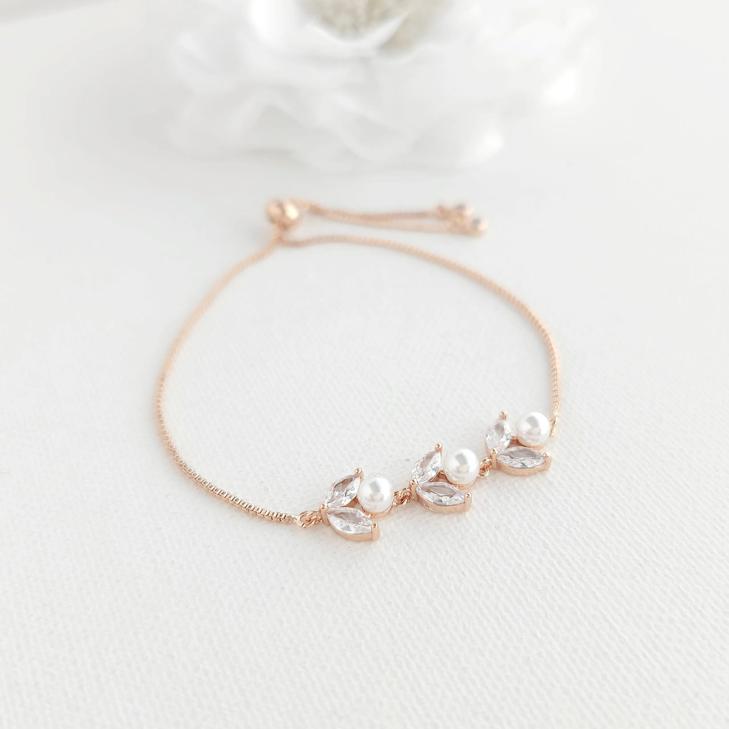 Sliding Gold Bracelet With Pearls-Leila